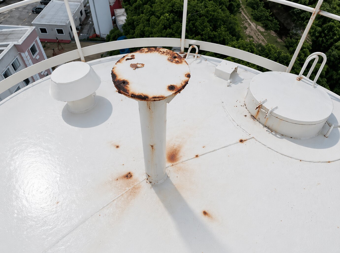 Estrutura industrial com corrosão antes do tratamento