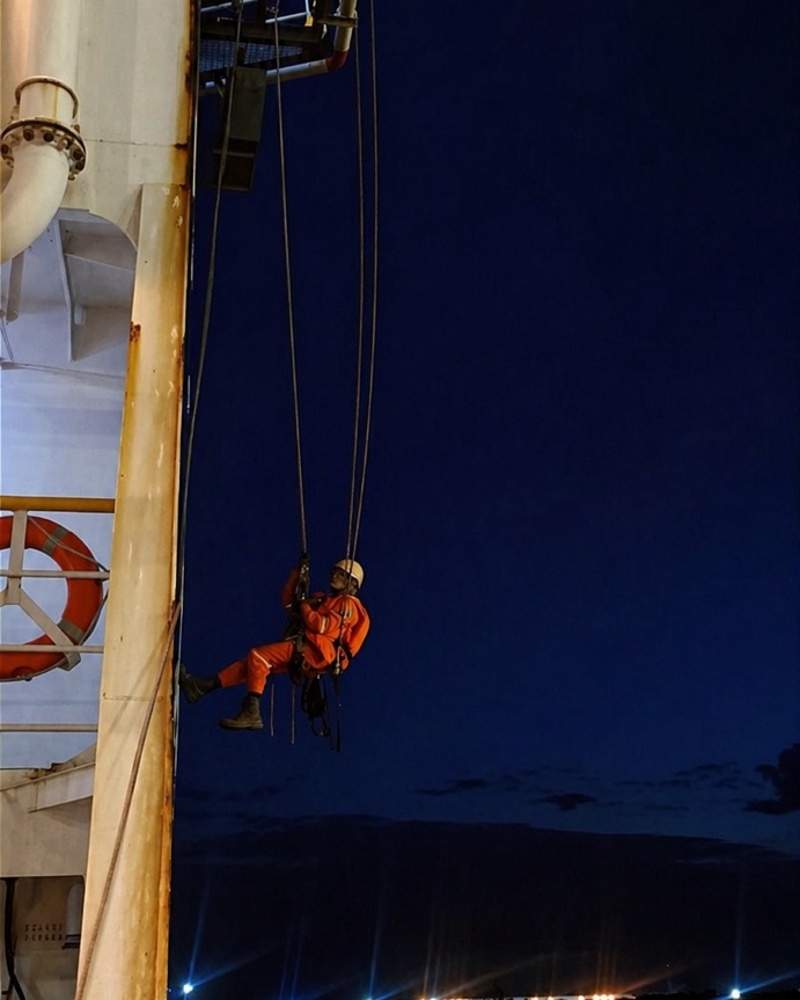 Operação noturna de acesso por cordas em estrutura de embarcação