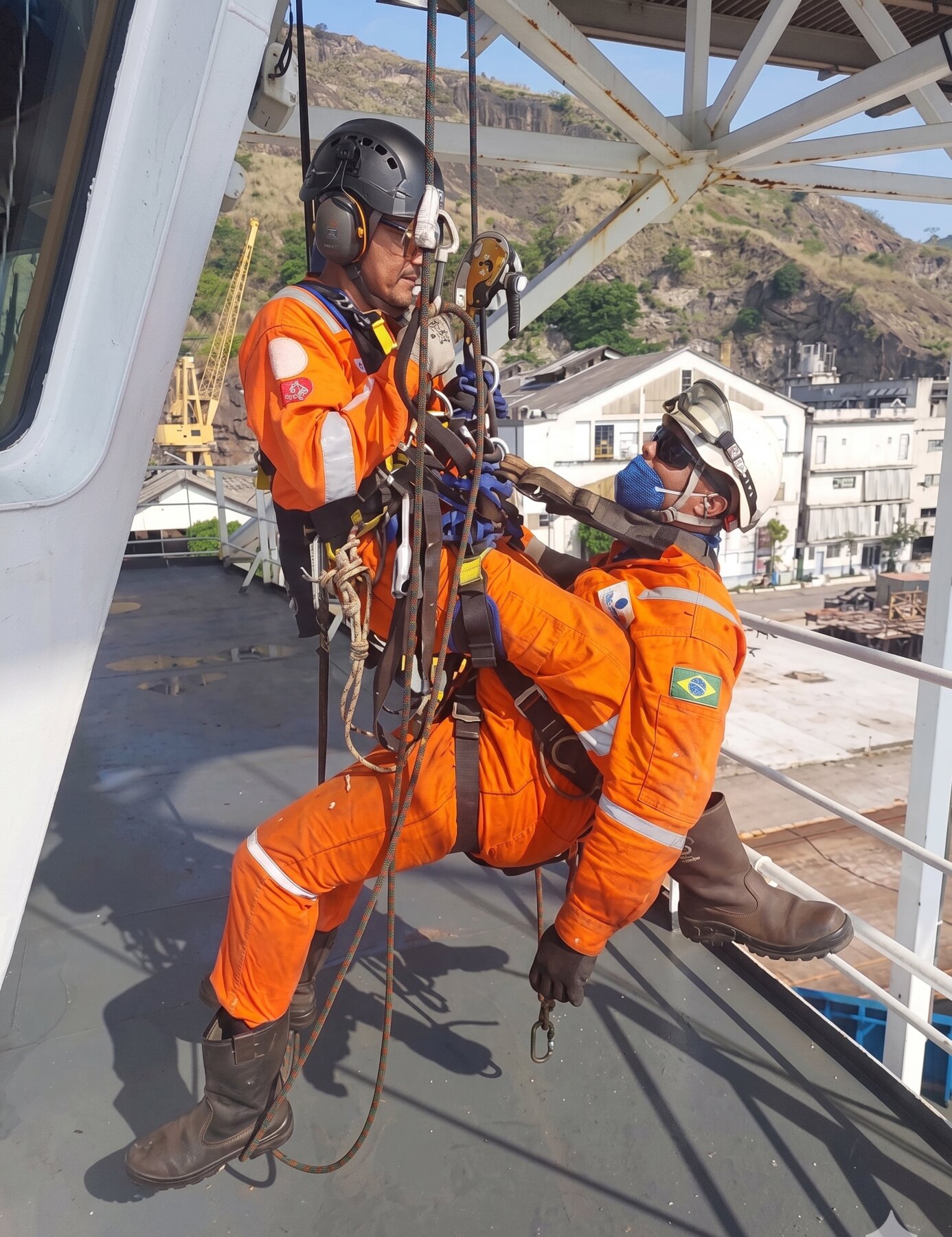Equipe Abbanamar em operação de acesso por cordas